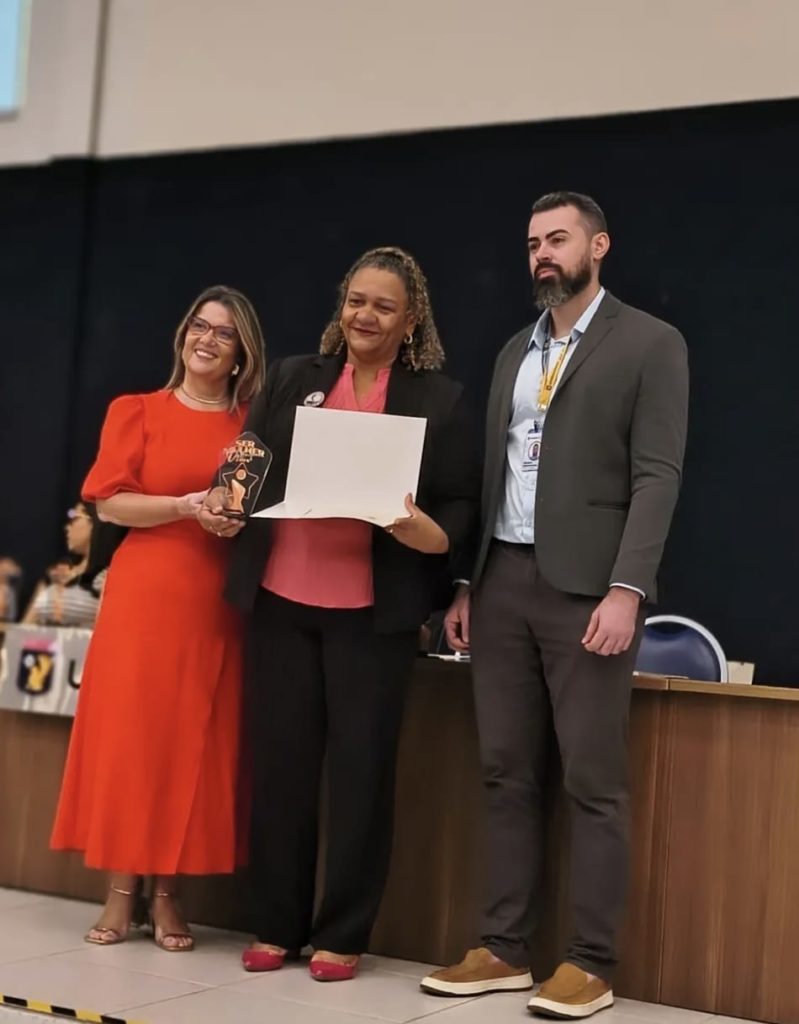 A presidente do Instituto RESSURGIR Sergipe recebe prêmio Ser Mulher Destaque da UNINASSAU